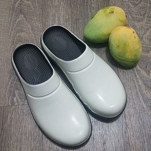 NWOB White Oofos Recovery Clogs Women's Size 8